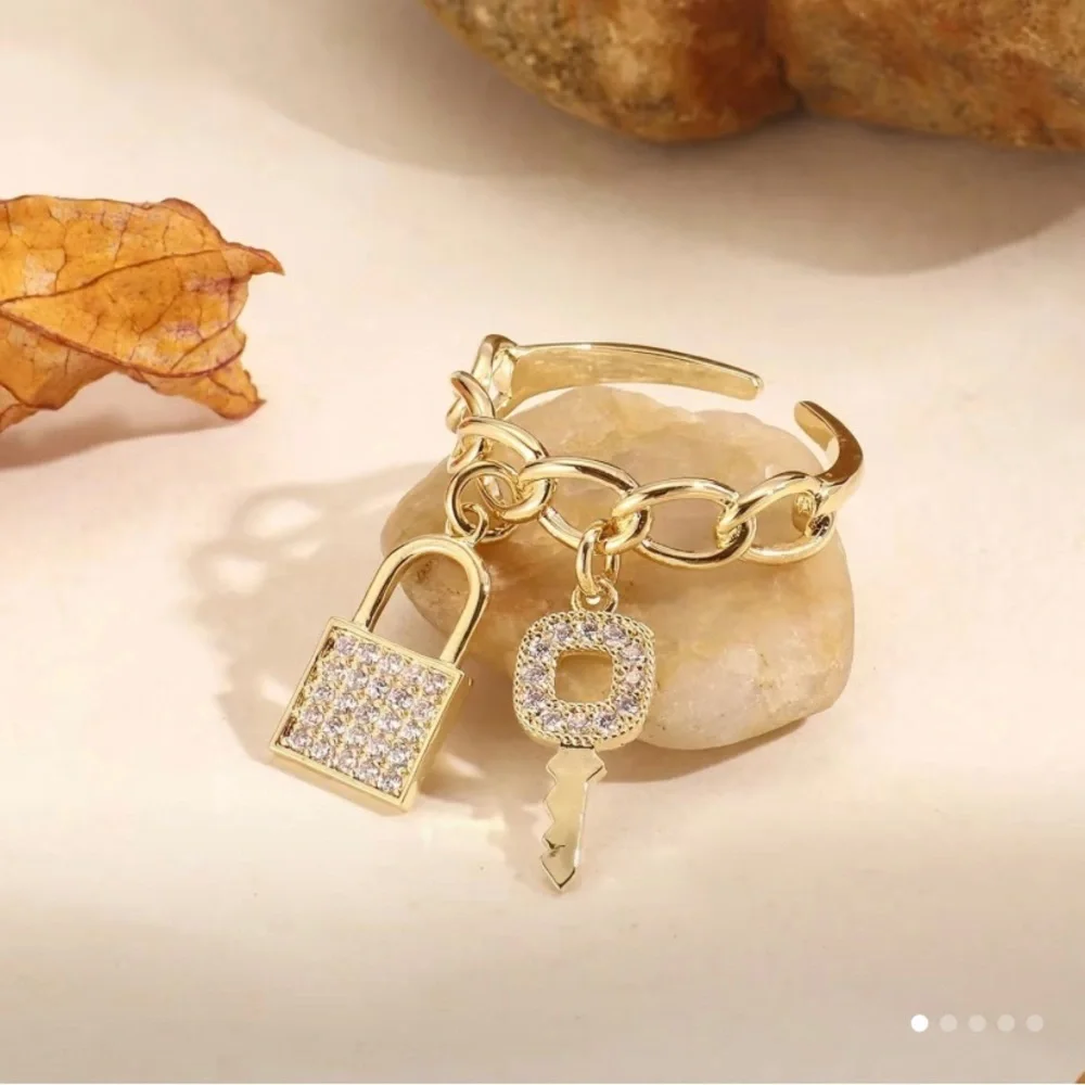 Unique chain key open‎ adjustable ring